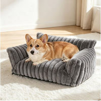 Produktbild von Rywell Tierbett für Katzen und Hunde aus Kaninchenfellimitat in Grau, waschbar, 76x51x25 cm