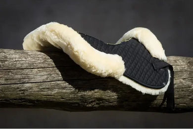 Produktbild von Sattelpad aus Lammfell mit erhöhtem Rückenteilel HFI