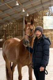 Samshield Aubrey Beanie Wintermütze aus Wolle in Schwarz oder Grau – Bild 1 von 6