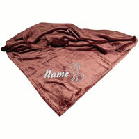 Produktbild von Schecker Premium Hundedecke aus Mikrofaser mit Bestickung und individuellem Namen in Beere