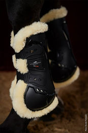 Schockemöhle Air Flow Champion Tendon Boots Gamaschen für Vollblut mit veganem Schaffell in Schwarz – Bild 1 von 4