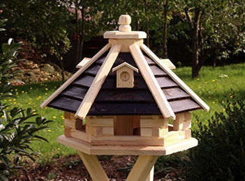 Sechseckiges Vogelhaus aus Holz in Weiß oder Braun mit optionalem Ständer und Solarlicht – Bild 1 von 2