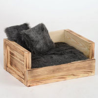 Produktbild von Silvio Design Katzenbett Benny aus Holz mit zwei Kissen in Grau