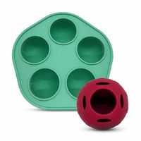 Produktbild von SmoothieDog Schleckball Intelligenzspielzeug aus Naturkautschuk Rot für Hunde aller Größen und Altersstufen