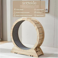 Produktbild von SNOEKIE Kratzbaum mit Katzenlaufrad aus Naturholz in Beige für erwachsene Katzen