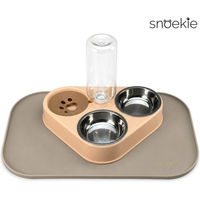 Produktbild von SNOEKIE Milo 3-in-1 Futterstation für Katzen und kleine Hunde mit 2 Edelstahlnäpfen und Wasserspender inklusive Silikonmatte