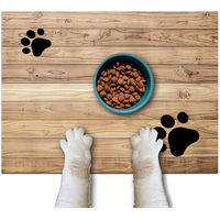 Produktbild von Sporty Napfunterlage für Hund und Katze in Holz-Optik aus Polyester, rutschfest, Braun