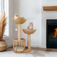 Produktbild von StarTech Katzenkratzbaum Aktivitätscenter mit 3 Ebenen, Plüschkörbchen, Höhle und Sisal-Kratzstämmen aus Naturholz und Weiß, 60x40x99 cm