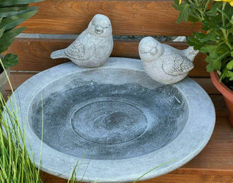 Stone and Style Frostfeste Vogeltränke aus Steinguss mit steckbarer Vogelfigur in Grau – Bild 1 von 6