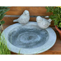 Produktbild von Stone and Style Frostfeste Vogeltränke aus Steinguss mit steckbarer Vogelfigur in Grau