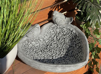 Stone and Style Frostfeste Vogeltränke Herz mit Vögeln aus Steinguss XL Grau – Bild 1 von 10
