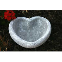 Produktbild von Stone and Style Vogeltränke Pflanzschale Herz in Grau aus Keramik 27 cm