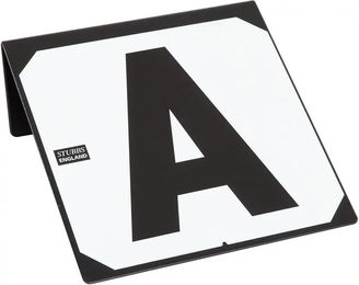 Produktbild von Stubbs Set 8 Buchstabenschilder für Dressur aus Metall in Schwarz und Weiß