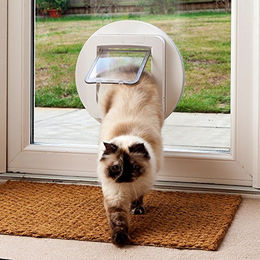 SureFlap Montageadapter für Katzenklappen zum Einbau in Glasscheiben Braun 2er-Pack – Bild 1 von 4
