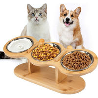 Produktbild von SURFOU Napf-Set für Hunde und Katzen mit höhenverstellbarem Holzständer und 3 Edelstahl-Schüsseln in Natur und Silber