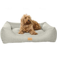 Produktbild von Tagträumer Hundebett Amy ergonomisches Hundesofa grau aus Polyester mit Recyclinganteil Größe M 60 x 50 x 18 cm waschbar