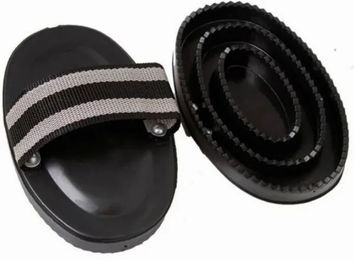 Produktbild von Tattini Striegel aus Gummi in Schwarz
