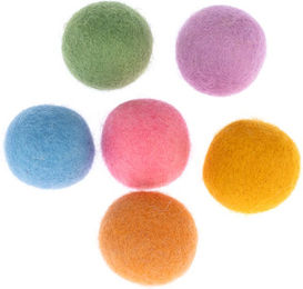 Produktbild von TIAKI Katzenspielzeug Filzbälle aus Wolle bunt 6er Set
