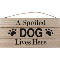 Produktbild von TIAKI Türschild A Spoiled Dog Lives Here für Hunde 1 Stück