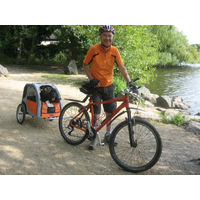 Produktbild von TrendPet Comfort Wagon M Fahrradanhänger für Hunde aus Aluminium mit Federung in Grau oder Orange
