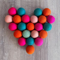 Produktbild von Treusinn Hundespielball FILZY aus 100% natürlicher Filzwolle Ø 6 cm