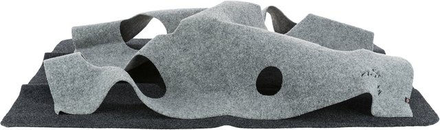 Trixie Cat Activity Adventure Carpet Intelligenzspielzeug für Katzen aus Polyester in Grau 99 x 99 cm – Bild 1 von 4