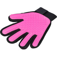 Produktbild von Trixie Fellpflege-Handschuh für Hund und Katze aus TPR in Rosa und Schwarz 16 x 24 cm - 1 Stk.