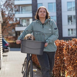 Trixie Front-Fahrradkorb für Hunde und Katzen aus Kunststoff in Grau Größe L – Bild 1 von 13