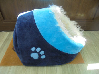 Trixie Kuschelhöhle Minou Katzenhöhle aus Plüsch hellblau/dunkelblau – Bild 1 von 3