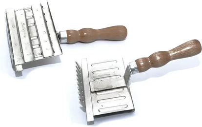 Produktbild von Umbria Equitazione Pferdekratzbürste aus Metall mit Rechen und Striegel in Beige und Braun