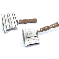 Produktbild von Umbria Equitazione Pferdekratzbürste aus Metall mit Rechen und Striegel in Beige und Braun