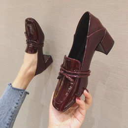 Produktbild von Vintage Damenschuhe mit quadratischer Zehenpartie und hohen Absätzen aus Leder im britischen Stil und Loafer für Damen im Frühling 39