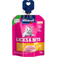 Produktbild von Vitakraft Licks & Bits Katze weiche Creme mit Stückchen Käse und Schinken ohne Zuckerzusatz 16 x 60g