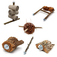 Produktbild von Vogelgaleria 6-teiliges Knabber- und Schredderspielzeug Set aus Naturholz für Wellensittiche und Nymphensittiche