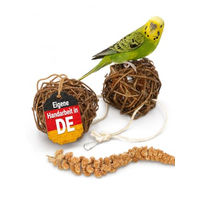 Produktbild von Vogelgaleria Kolbenhirse gefüllte Weidenkugel 2er Pack Knabber- und Schredderspielzeug für Wellensittiche und Kanarienvögel
