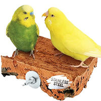 Produktbild von Vogelgaleria Korksitzbrett Sitzstange aus Kork mit Edelstahl Halterung 10x10 cm als Knabber- und Schredderspielzeug für Wellensittiche und Nymphensittiche