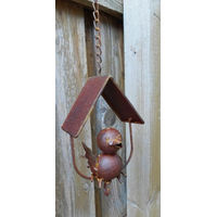 Produktbild von Vogelhaus Futterstelle mit Dach und Meisenknödelhänger aus Metall in Rostbraun 36 cm