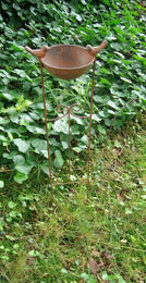 Vogelhaus mit Rankgitter und Gartenstecker aus Metall in Rostbraun – Bild 1 von 4