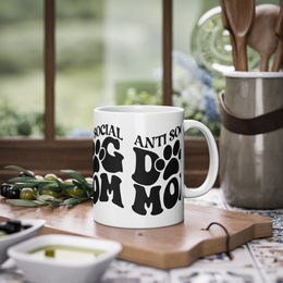 Produktbild von Weiße Tasse "Anti Social Dog Mom" - 0,33 l
