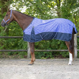 Produktbild von Wasserdichte Pferdedecke QHP aus Polyester in Schwarz Lila oder Blau