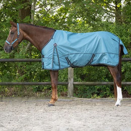 Produktbild von Wasserdichte Pferdedecke QHP aus Polyester in Schwarz oder Blau