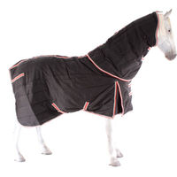 Produktbild von Weatherbeeta Comfitec Channel Quilt Therapy Stable Rug mit abnehmbarer Halskrause Medium Schwarz Rot Silber