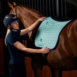Produktbild von Weatherbeeta Suede Elite Air-Tec Dressage Sattelunterlage aus Kunstleder in Türkis Größe S/M