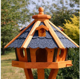 Wetterfestes Vogelhaus aus Holz mit Futterautomat und Solarfunktion – Bild 1 von 1