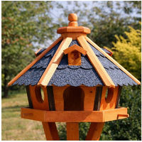 Produktbild von Wetterfestes Vogelhaus aus Holz mit Futterautomat und Solarfunktion