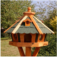 Produktbild von Wetterfestes Vogelhaus aus Holz mit Futterautomat und Solarfunktion