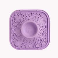 Produktbild von Woof LickMat Leckmatte für Hunde aus Silikon in Lila als interaktives Intelligenzspielzeug und Slow Feeder