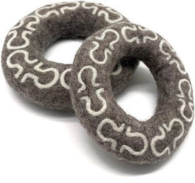 Wooliie Alchemy Life & Death Ring Handgefertigtes Spielzeug aus 100 % Naturschurwolle Grau – Bild 1 von 1