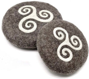 Wooliie Karma Frisbee Hundespielzeug aus 100 % naturbelassener Wolle in Grau ohne Farbstoffe und Zusatzstoffe – Bild 1 von 1