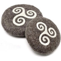 Produktbild von Wooliie Karma Frisbee Hundespielzeug aus 100 % naturbelassener Wolle in Grau ohne Farbstoffe und Zusatzstoffe